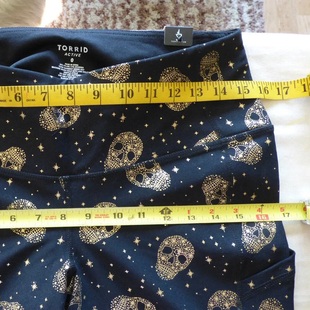 TORRID ACTIVE CROP LEGGING - PERFORMANCE CORE FOIL STAR & SKULL BLACK 0 L 12 - Picture 10 of 10